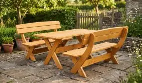 Holz Garnitur Greifswald in honigbraun mit Tisch und zwei Bänken mit Rückenlehne auf Terrasse