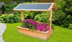 Der Holz Gartenbrunnen Kasan aus FSC zertifiziertem, tauchimprägniertem, honigbraunem Holz hat die Abmessung 95 x 50 x 80 cm