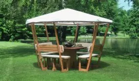 Der Holz Pavillon mit vier Bänken und Bedachung in der weißen Ausführung