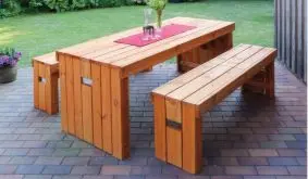 Die massiven Holzterrassenmöbel Fanö sind in 2 Farben erhältlich - honigbraun oder grau.