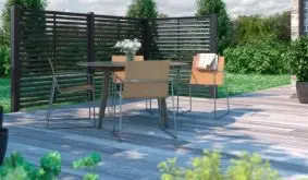 Die Holz Terrassenwand "Kyoto" im japanischen Stil ist aus fungizid vorbehandeltem und schwarz farbgrundiertem Kiefer-/Fichtenholz gefertigt. Sie kann auch als Raumtrenner oder Rankgitter für Kletterpflanzen verwendet werden.