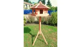 Unser Vogelhaus "Orlau" ist wahlweise mit oder ohne Ständer erhältlich. 59 x 50 x 38 cm