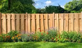 Der rustikale Holz Zaun Dresden: Ein naturbelassener Bohlenzaun aus sägerauen und massiven Lärchenbohlen.