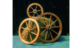 Unser Holzrad Tomsk ist aus honigbrauner Kiefer / Fichte gefertigt und ist in den Maßen Ø 50, 75, 90 cm erhältlich.