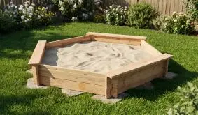 Ein Ort mit tollen Möglichkeiten: 6-eckiger Holzsandkasten (Ø 150 cm) mit Sitzflächen für kleine Gärten