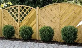 Holzsichtschutz Berlin Diagonal mit Bogenelement und Rankgitter aus Kiefer/Fichte als dekorativer Sichtschutzzaun im Garten