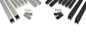 All inclusive: Durchdachtes Befestigungs-Set aus Aluminium für die Montage eines HPL Steckzauns. In Anthrazit und Silber erhältlich