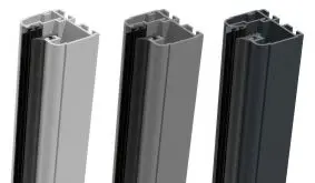 Die Universal Klemmschienen werden rechts, bzw links an den Pfosten befestigt und die HPL Verbundplatten eingeschoben - einfache Montage