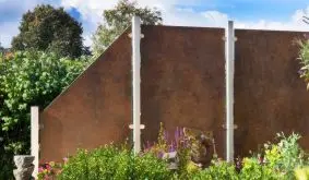 Zur Montage des HPL Zaunsystems bieten sich silbergraue 6 x 6 cm Aluminiumpfosten und stilvolle Klemmbacken an. Alternativ verwenden Sie Klemmschienen