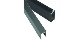 Das Start- und Abschlussset in der Farbe Anthrazit. Es dient dem Einfassen der BPC Zaunlamellen des Keitum Steckzauns.