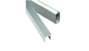 Das Start- und Abschlussset in der Farbe Silber für die Montage des Keitum-Steckzauns. Es besteht aus witterungsbeständigem Aluminium. Maße: 179 x 4 cm.