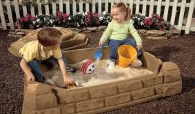 Kinder Sandkasten "Ronja" mit einer Abdeckung aus Kunststoff. Maße: 112 x 81 x 39 cm