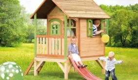 Bietet viel Platz für die Kids: Das TÜV-geprüfte 191 x 287 x 231 cm Kinderhaus Holz mit Veranda und Rutsche