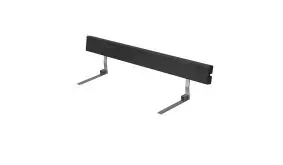 Kindermöbel Rückenlehne aus Kiefernholz mit zwei Metallhalterungen, freigestellt auf weißem Hintergrund