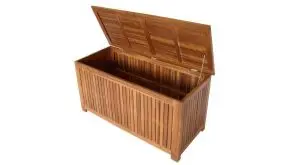 Die Kissentruhe Vannes bietet mit einem Innenmaß von ca. 108 x 44 x 48 cm ausreichend Platz für Ihre Auflagen.