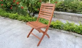 Die ergonomisch geformten Klappstühle aus geöltem Eukalyptushartholz sind bequem und witterungsbeständig. Mit einer angenehmen Sitzhöhe von 44 cm sind sie ein langlebiger Begleiter für Ihren Balkon oder die Terrasse.