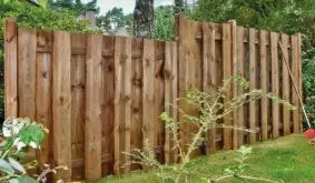 Authentisch und naturverbunden: langlebiger Bohlenzaun aus sägerauen Bonanzabrettern mit Bast- und Rindenresten