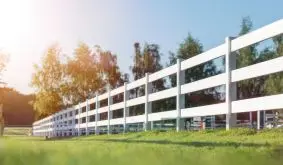 Robuster Kunststoff Koppelzaun für die pferdegerechte Einzäunung. Erhältlich mit zwei und drei Querriegeln