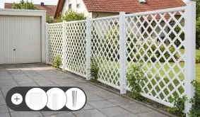 Kunststoff Rankgitter Komplettset Wangerooge in Weiß als Trennwand an der Auffahrt zum Nachbargrundstück: Rankgitter-Elemente mit diagonaler Gitterfüllung. Im Set enthalten sind Zaunelemente, Kunststoff Zaunhalter, Kunststoff Zaunpfähle 10 x 10 cm und opt