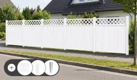 Kunststoff Sichtschutz Komplettset Erlangen in Weiß als Sichtschutz zwischen Grundstück und Straße: Elemente mit geschlossener Füllung und diagonaler Rankgitterfüllung oben. Im Set enthalten sind Zaunelemente, Kunststoff Zaunhalter, Kunststoff Zaunpfähle