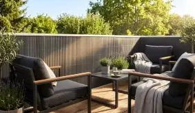 Kunststoff Sichtschutzmatte anthrazit mit senkrechter Struktur als Balkonsichtschutz auf einer Terrasse