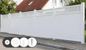 Kunststoff Sichtschutzzaun Komplettset Würzburg in Weiß als Sichtschutz zwischen Grundstück und Straße: Elemente mit senkrechten Paneelen, geschlossener Füllung und schräg gestellten Lamellen oben. Im Set enthalten sind Zaunelemente, Kunststoff Zaunhalter
