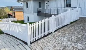 Die Kunststoff Zaunfelder schaffen einen freundlichen, einladenden Eindruck in strahlendem Weiß 