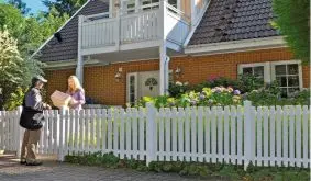 Made in Germany: Der weiße Kunststoffgartenzaun ist ein pflegeleichter Preiskracher, der nie gestrichen werden muss