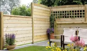 Der Lärmschutzzaun zeichnet sich durch eine modulare Bauweise und massive 180 x 14,5 x 2,8 cm Zaunlatten aus