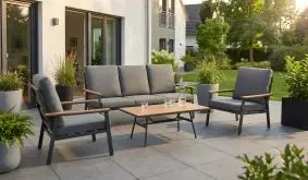 Loungegruppe Skala, graues Aluminiumgestell mit grauen Polstern und Tischplatte in Holzoptik auf Terrasse