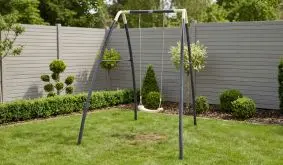 Die Metallschaukel ist als Einzel- und Doppelschaukel erhältlich und nach DIN EN 71 für den privaten Gebrauch zugelassen