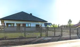 Halboffene, elegante Optik: Für den Metallzaun Modern 1 sind waagrechte 60 x 20 mm Zaunlamellen kennzeichnend