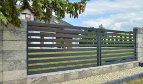 Flexible Montage: Sie können den Metallzaun auch auf Mauersockeln zwischen tragfähigen Betonpfosten oder Mauerwerk installieren