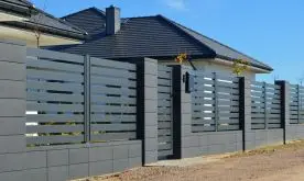 Exklusiv und beständig: Waagrechte 100 x 20 mm Lamellen zeichnen den Metallzaun aus Anthrazit pulverbeschichtetem Stahl aus