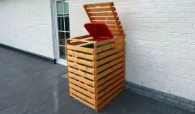 Die Mülltonnenabtrennung "Reso" aus massivem Kiefernholz. Farbe: Honigbraun