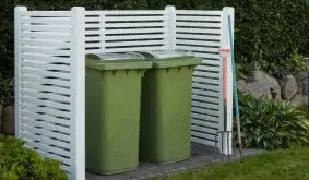 Die dekorative Mülltonnenabtrennung aus Holz ist in Schwarz und Weiß erhältlich. Der Bausatz wird mit Zaunelementen, Beschlägen und Premium-Leimholzpfosten geliefert. Günstige Preise ✔ Top Beratung ✔ Große Auswahl ✔