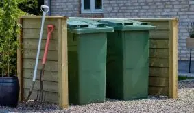 Die Mülltonnenverkleidung Klink aus druckimprägnierter Fichte mit natürlicher Holzoptik. Erhältlich in 2 Größen und 2 Farben