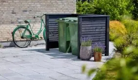 Mit der eleganten Holz Mülltonnenverkleidung Plank aus schwedischer Fichte lassen sich Abfalltonnen auf stilvolle Weise verstecken. Sie ist in zwei Größen und zwei Farben erhältlich