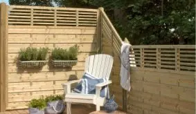 Der qualitativ hochwertige Sichtschutzzaun "Newline" wird aus druckimprägniertem Kiefern- und Fichtenholz gefertigt. Er fügt sich durch die geraden Linien besonders harmonisch ins Gartenbild ein.