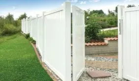 100 % blickdicht für mehr Privatsphäre: Der Sichtschutzzaun Kunststoff hält neugierige Blicke zuverlässig ab