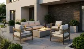 Die Outdoor Garnitur ist ein 4-teiliges Set für 5 Personen mit 3-Sitzer-Sofa, zwei Sesseln und passendem Loungetisch