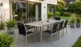 Outdoor Möbel Sidari mit Aluminium-Esstisch und schwarzen Stapelsesseln aus Kunstgewebe auf Terrasse, pflegeleicht und wetterfest