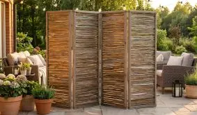Paravent Terrasse, schiefergrau lasierter Haselnuss-Paravent mit vier Segmenten im Kieferrahmen auf Terrasse