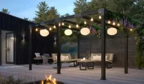 Für lauschige Sitzplätze im grünen Wohnzimmer: Die 369 x 369 x 217 cm Pergola Terrasse aus druckimprägnierter und schwarz farbgrundierter Kiefer/Fichte 