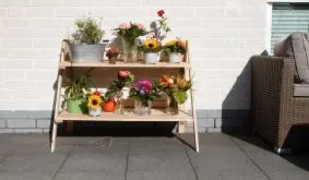 Das klappbare 102 x 62 x 80,5 cm Pflanzregal aus naturbelassener Kiefer bietet viel Platz für Töpfe, Vasen und Accessoires