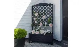 Der Pflanzkübel Holz ist aus Kiefernholz gefertigt und Schwarz lasiert. Das Maß beträgt 80 x 38 x 140 cm