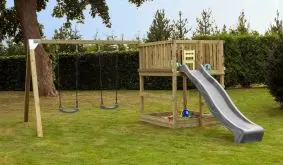 Play Spielturm 1 mit Rutsche und Schaukelanbau im Garten