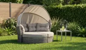 Polyrattan Sonneninsel Exeter in Grau Bicolor mit taupe Polstern und klappbarem Verdeck im Garten