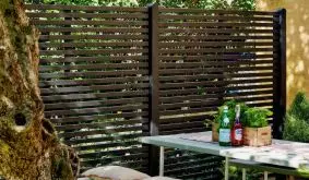 Schwarzes Rankgitter mit fernöstlichem Look aus farbgrundierter Kiefer/Fichte. Der Lamellenabstand beträgt 15-18 mm. Der massive Rahmen hat ein Maß von 44 x 44 mm. Ein echter Hingucker!