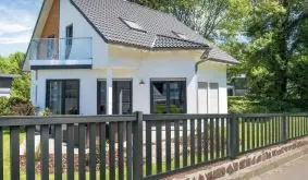 Im modernen Anthrazit: Der PVC Gartenzaun fügt sich harmonisch in jedes Gartenambiente ein